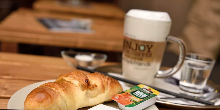 Káva v Kobyle. Aj s croissantom, koláčom či s palacinkami!