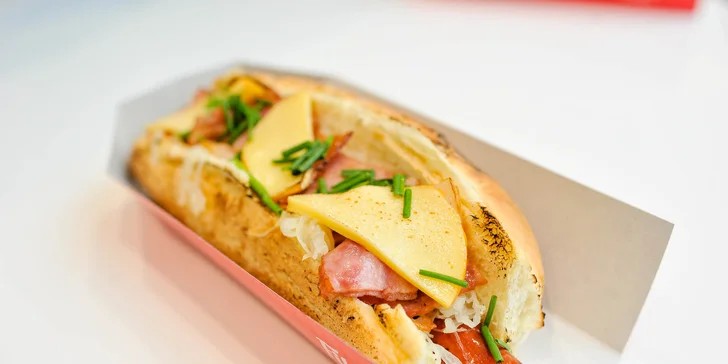 Skvelý hotdog s nápojom, cibuľovými krúžkami alebo šalátom!