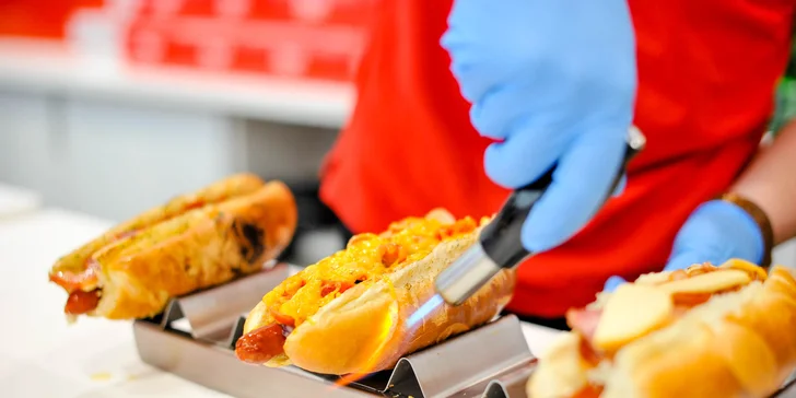 Skvelý hotdog s nápojom, cibuľovými krúžkami alebo šalátom!