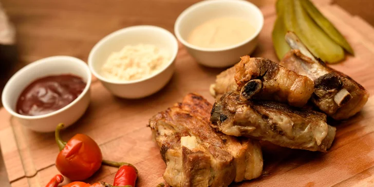 Pečené rebierka alebo grilované kuracie krídelka aj s oblohou