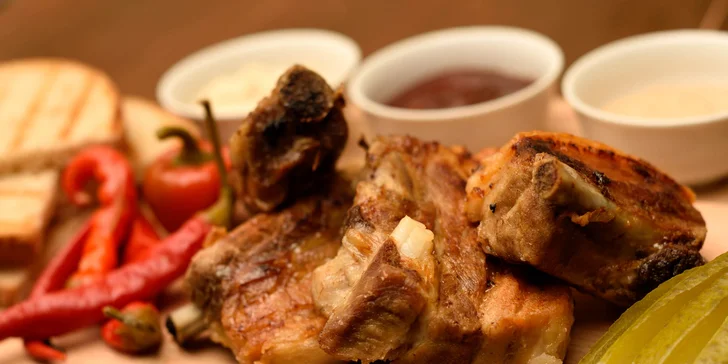 Pečené rebierka alebo grilované kuracie krídelka aj s oblohou
