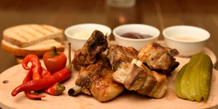 Pečené rebierka alebo grilované kuracie krídelka aj s oblohou