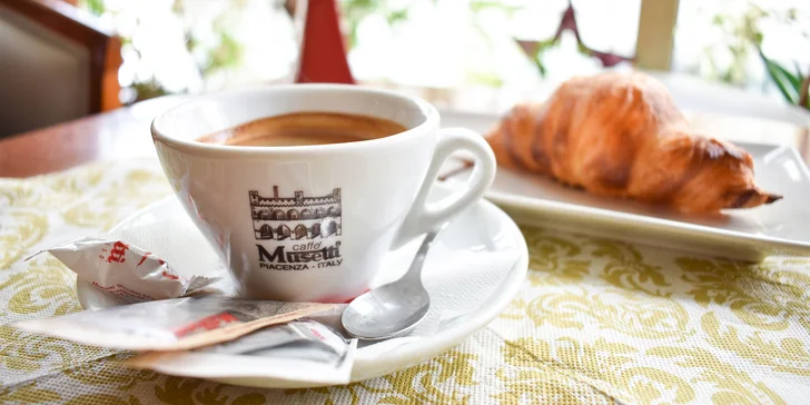 Espresso Musetti s maslovým croissantom alebo pagáčikom