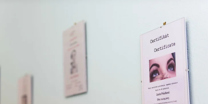 Permanentný make-up obočia microbladingom či horných očných liniek