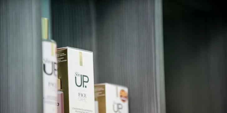 Permanentný make-up obočia microbladingom či horných očných liniek