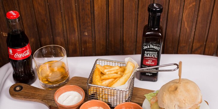 Jack Daniel´s Burger Deluxe s 3 omáčkami, zemiakovými rúrkami a nápojom