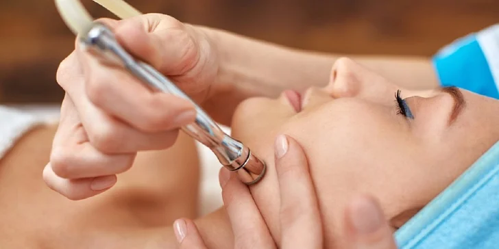 Piesková mikrodermabrázia s ošetrením biostimulačným laserom