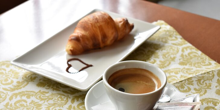 Espresso Musetti s maslovým croissantom alebo pagáčikom