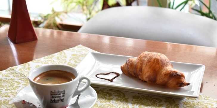 Espresso Musetti s maslovým croissantom alebo pagáčikom