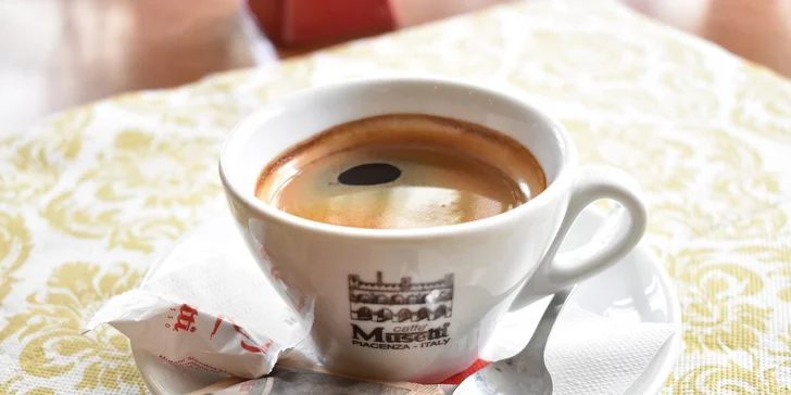 Espresso Musetti s maslovým croissantom alebo pagáčikom