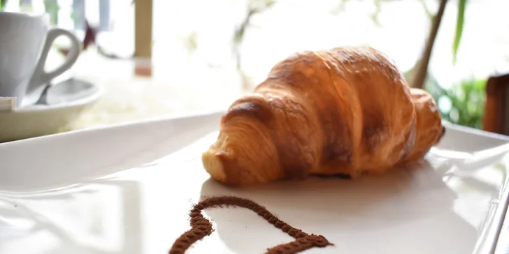Espresso Musetti s maslovým croissantom alebo pagáčikom