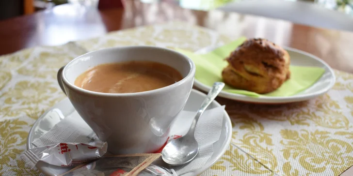 Espresso Musetti s maslovým croissantom alebo pagáčikom