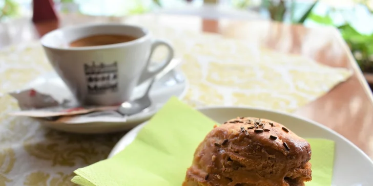 Espresso Musetti s maslovým croissantom alebo pagáčikom