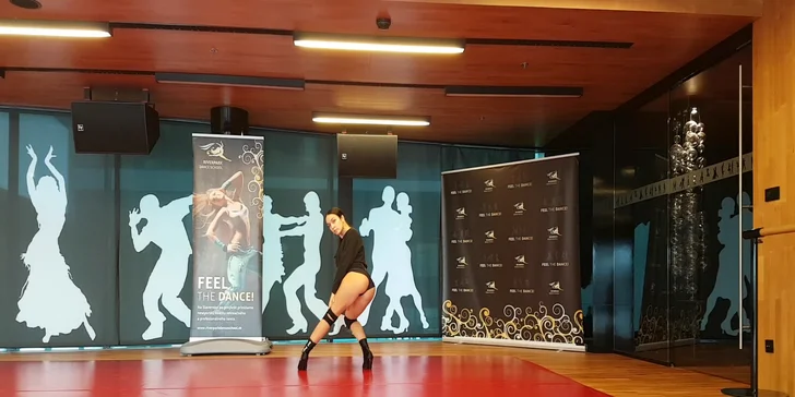 Sexi ženský workshop twerkingu na opätkoch