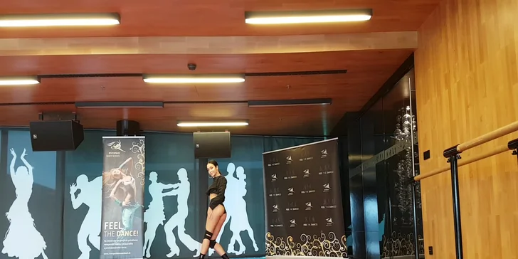 Sexi ženský workshop twerkingu na opätkoch