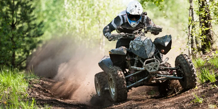 Nadupaná adrenalínová jazda na štvorkolkách na profesionálnej motocrossovej trati