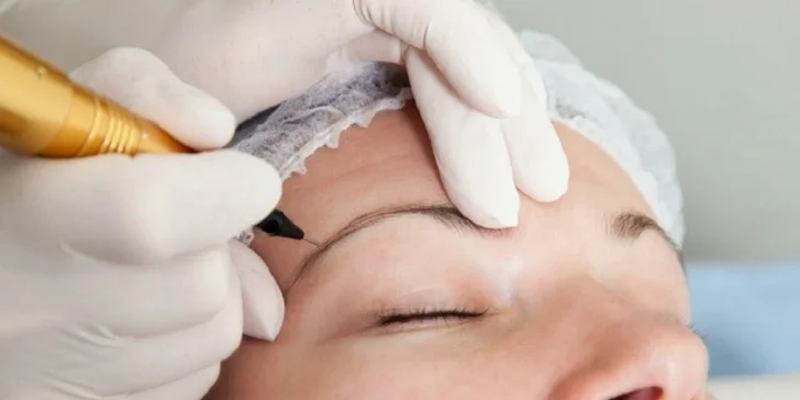 Permanentný make-up obočia, očnej linky alebo pier