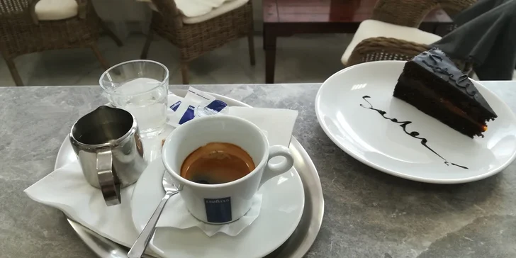 Káva a koláčik v centre Galanty