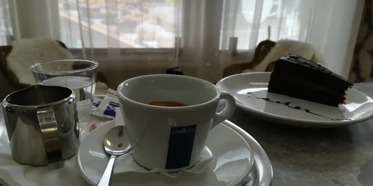 Káva a koláčik v centre Galanty