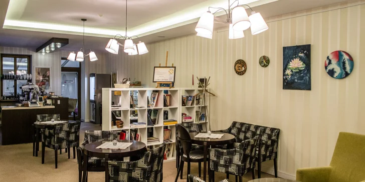 Čaj alebo káva s koláčikom v kaviarni Mon café