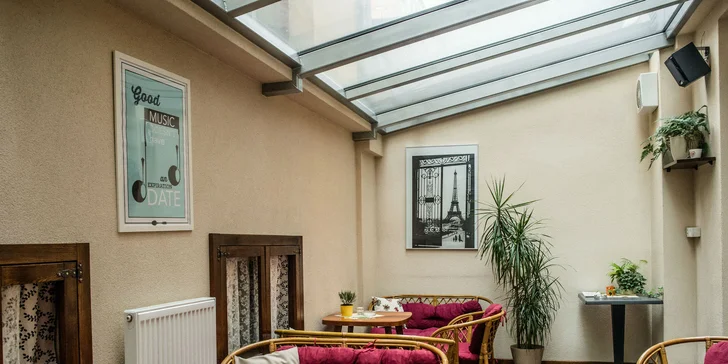 Čaj alebo káva s koláčikom v kaviarni Mon café