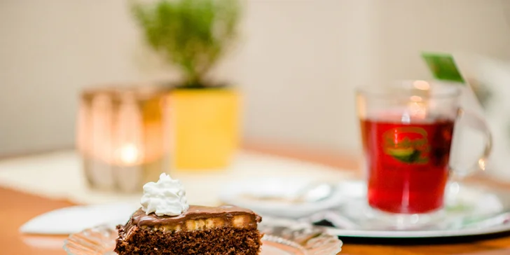 Čaj alebo káva s koláčikom v kaviarni Mon café