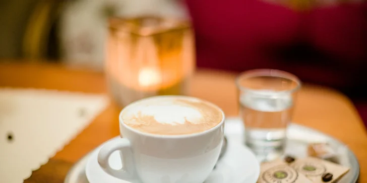 Čaj alebo káva s koláčikom v kaviarni Mon café