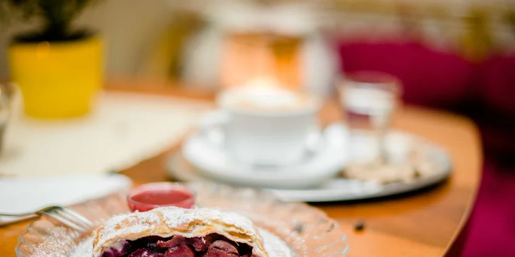 Čaj alebo káva s koláčikom v kaviarni Mon café