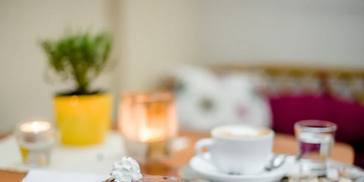 Čaj alebo káva s koláčikom v kaviarni Mon café