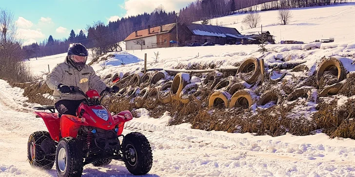 Nadupaná adrenalínová jazda na štvorkolkách na profesionálnej motocrossovej trati