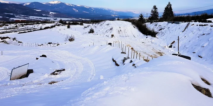 Nadupaná adrenalínová jazda na štvorkolkách na profesionálnej motocrossovej trati
