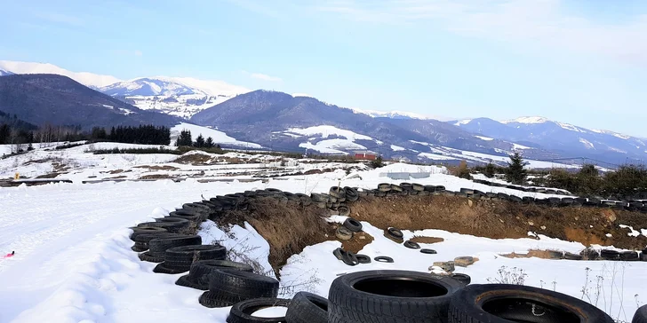 Nadupaná adrenalínová jazda na štvorkolkách na profesionálnej motocrossovej trati