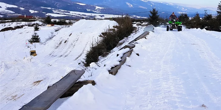 Nadupaná adrenalínová jazda na štvorkolkách na profesionálnej motocrossovej trati