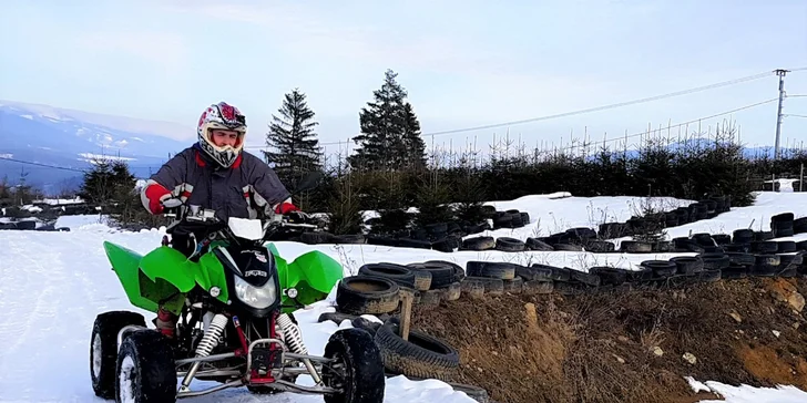 Nadupaná adrenalínová jazda na štvorkolkách na profesionálnej motocrossovej trati