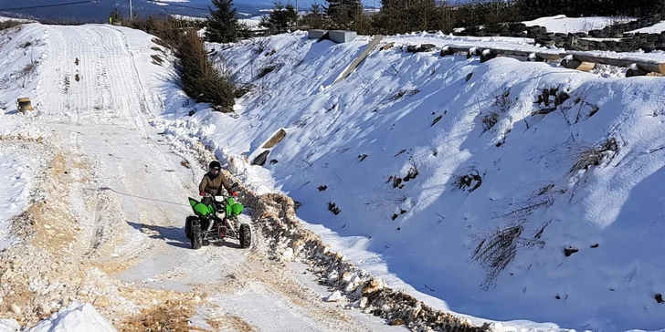 Nadupaná adrenalínová jazda na štvorkolkách na profesionálnej motocrossovej trati