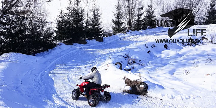 Nadupaná adrenalínová jazda na štvorkolkách na profesionálnej motocrossovej trati