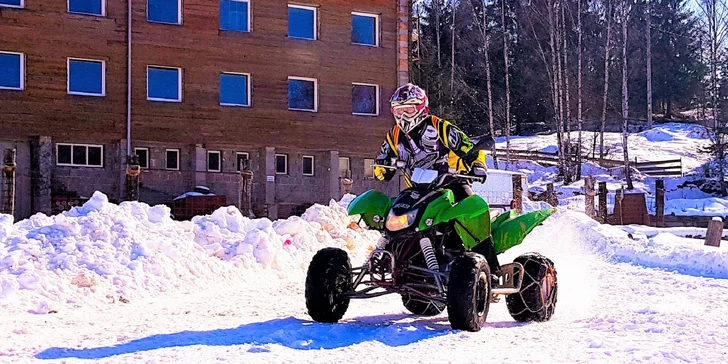 Nadupaná adrenalínová jazda na štvorkolkách na profesionálnej motocrossovej trati