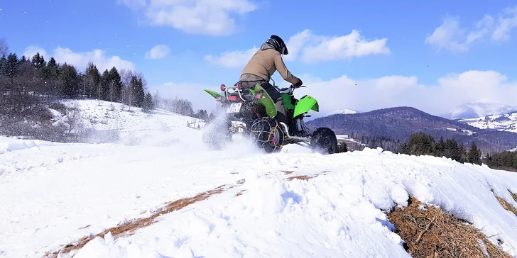 Nadupaná adrenalínová jazda na štvorkolkách na profesionálnej motocrossovej trati