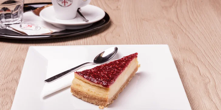 Espresso Trieste s cheesecakom alebo tortou