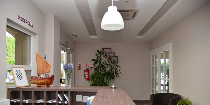 7 nocí s polpenziou na Makarskej: nový hotel v bezprostrednej blízkosti mora