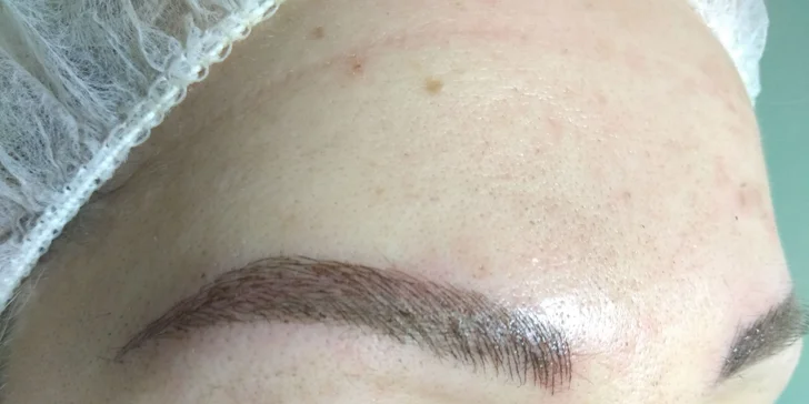 Permanentný make-up obočia microbladingom či horných očných liniek