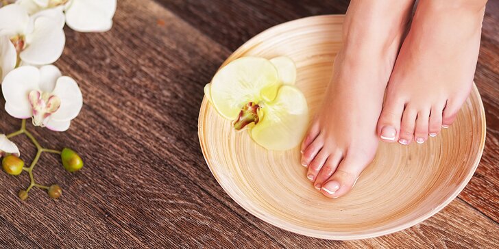 Relax pre vaše nohy: suchá, kombinovaná alebo wellness pedikúra s gél lakom v Salóne Seberíni
