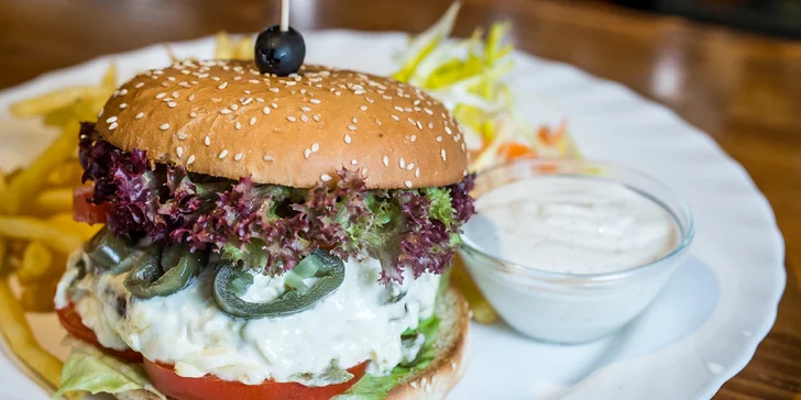 Jalapeños burger s hranolčekmi a dresingom