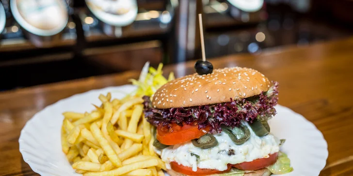Jalapeños burger s hranolčekmi a dresingom