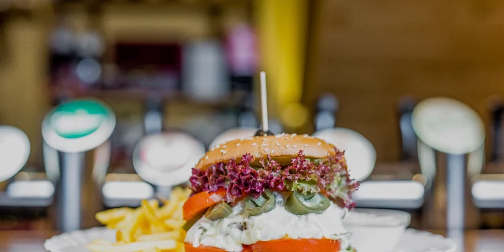 Jalapeños burger s hranolčekmi a dresingom