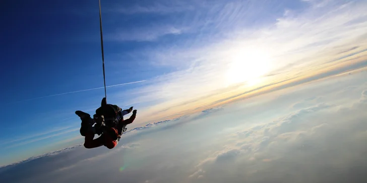 Tandemové aj sólo zoskoky padákom z lietadla z výšky až 4000 m