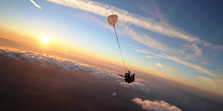Tandemové aj sólo zoskoky padákom z lietadla z výšky až 4000 m