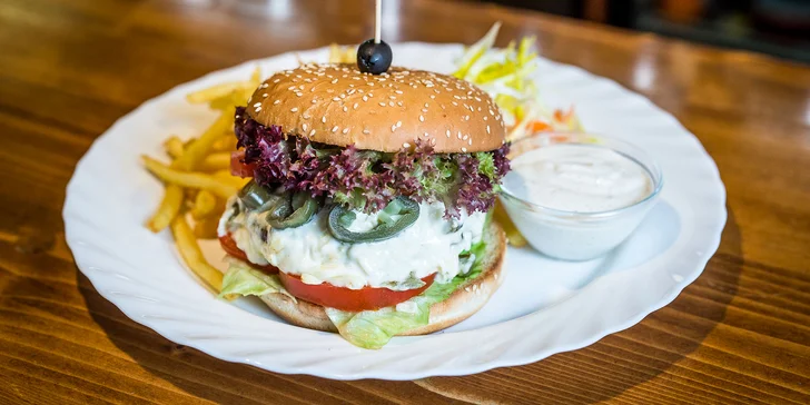 Jalapeños burger s hranolčekmi a dresingom