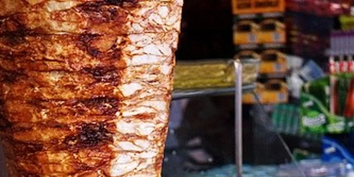 Kurací gyros v žemli s dresingom a zeleninou