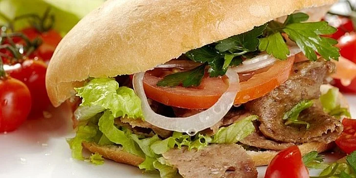 Kurací gyros v žemli s dresingom a zeleninou